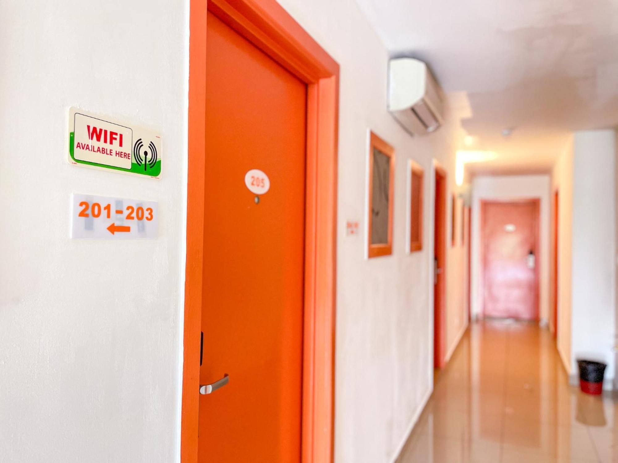1 Hotel Mahkota Черас Екстериор снимка