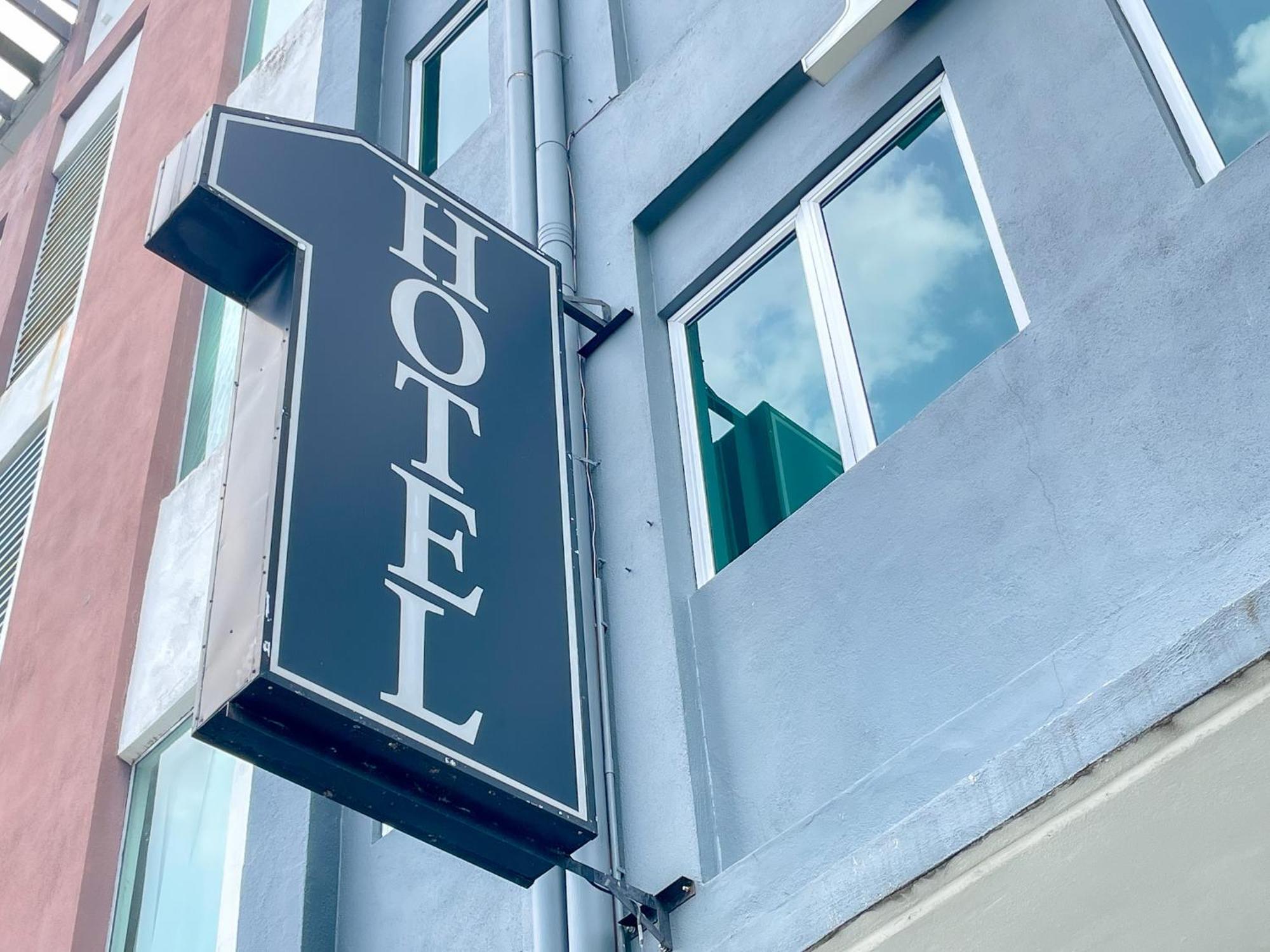 1 Hotel Mahkota Черас Екстериор снимка