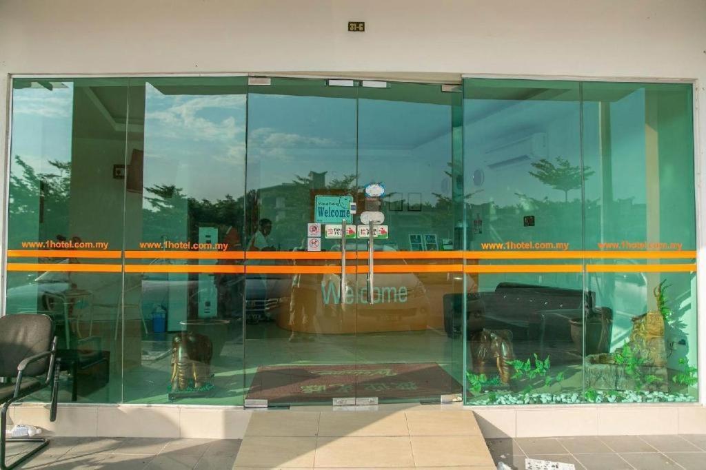 1 Hotel Mahkota Черас Екстериор снимка