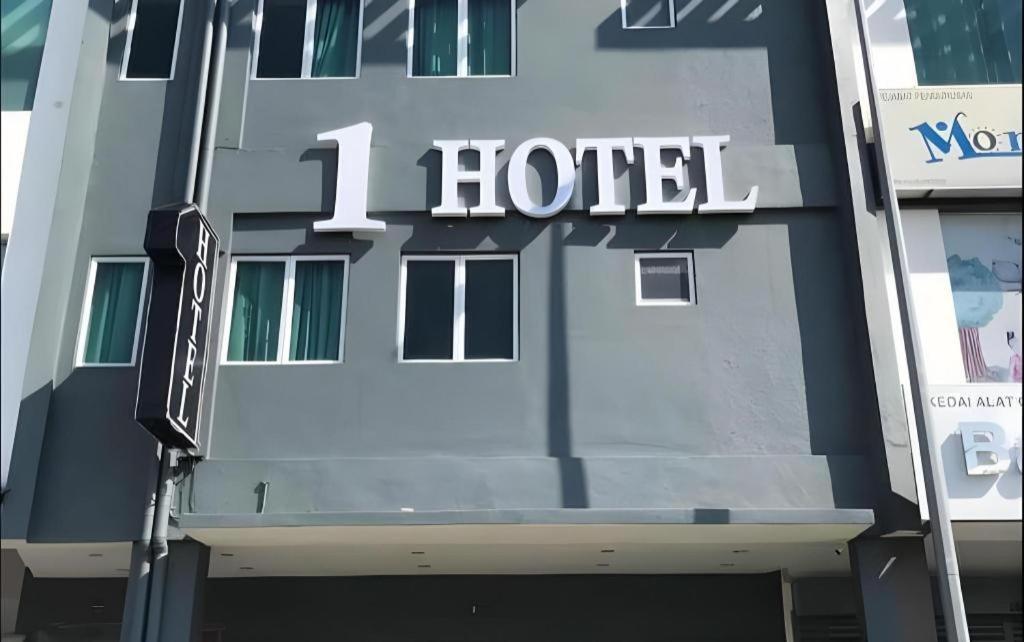 1 Hotel Mahkota Черас Екстериор снимка