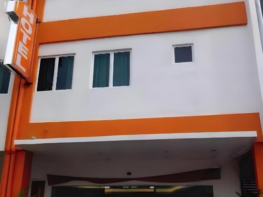 1 Hotel Mahkota Черас Екстериор снимка