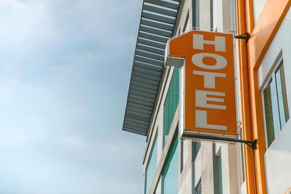 1 Hotel Mahkota Черас Екстериор снимка