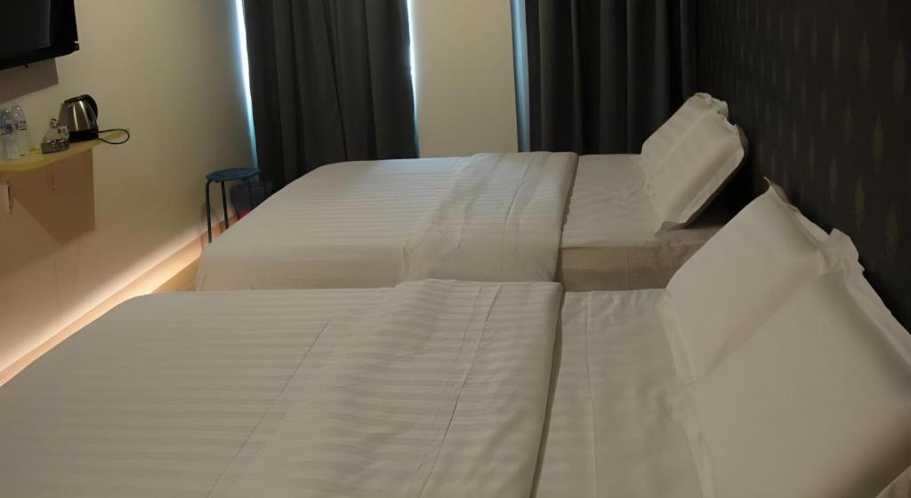1 Hotel Mahkota Черас Екстериор снимка
