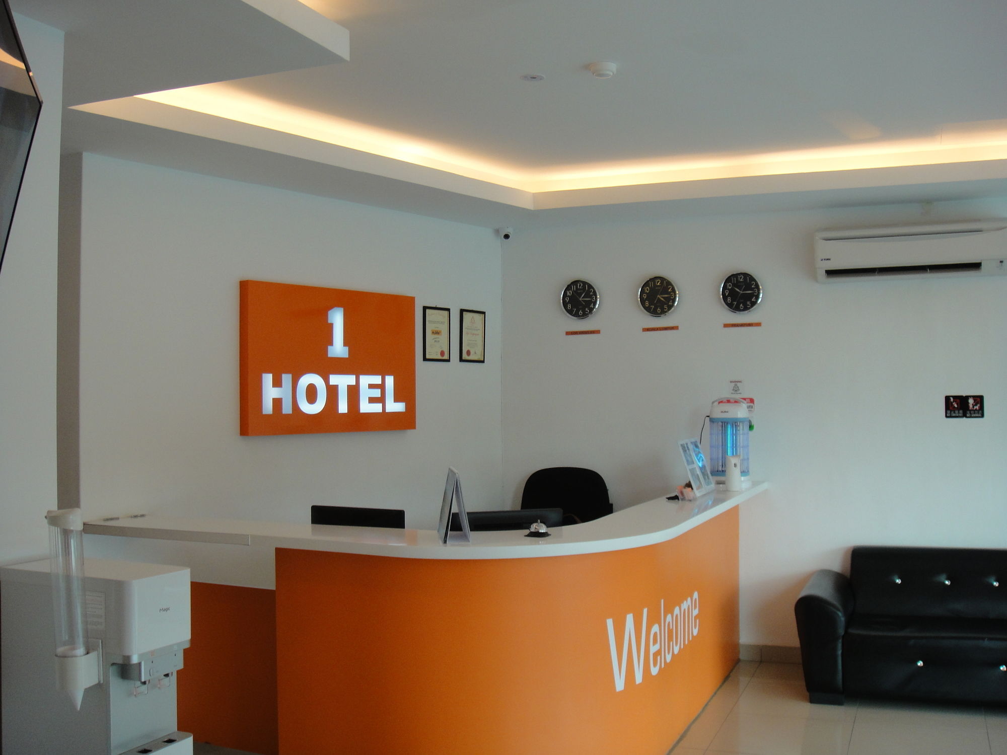 1 Hotel Mahkota Черас Екстериор снимка